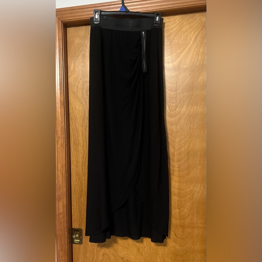 Black casual skirt w/cute side zipper detail.